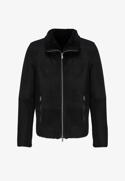 Chaqueta negra de ante con cuello de felpa, cremallera frontal y bolsillos laterales con cremallera. Presenta un diseño limpio y moderno y un dobladillo recortado.