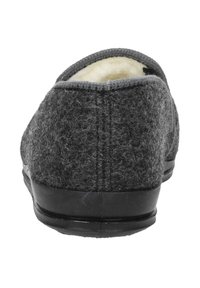 Grijze gevoerde slipper met een zwarte synthetische zool, afgeronde achterkant en een zachte binnenvoering; zichtbare stiksels langs de hak.