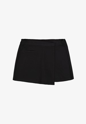 Falda negra de tela suave, con corte recto, bolsillo lateral y diseño envolvente con bordes limpios y sin cierres visibles.