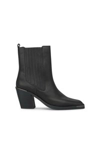 Botín de cuero negro con puntera afilada, paneles laterales acanalados y tacón grueso. Presenta una pequeña lengüeta en la parte posterior.