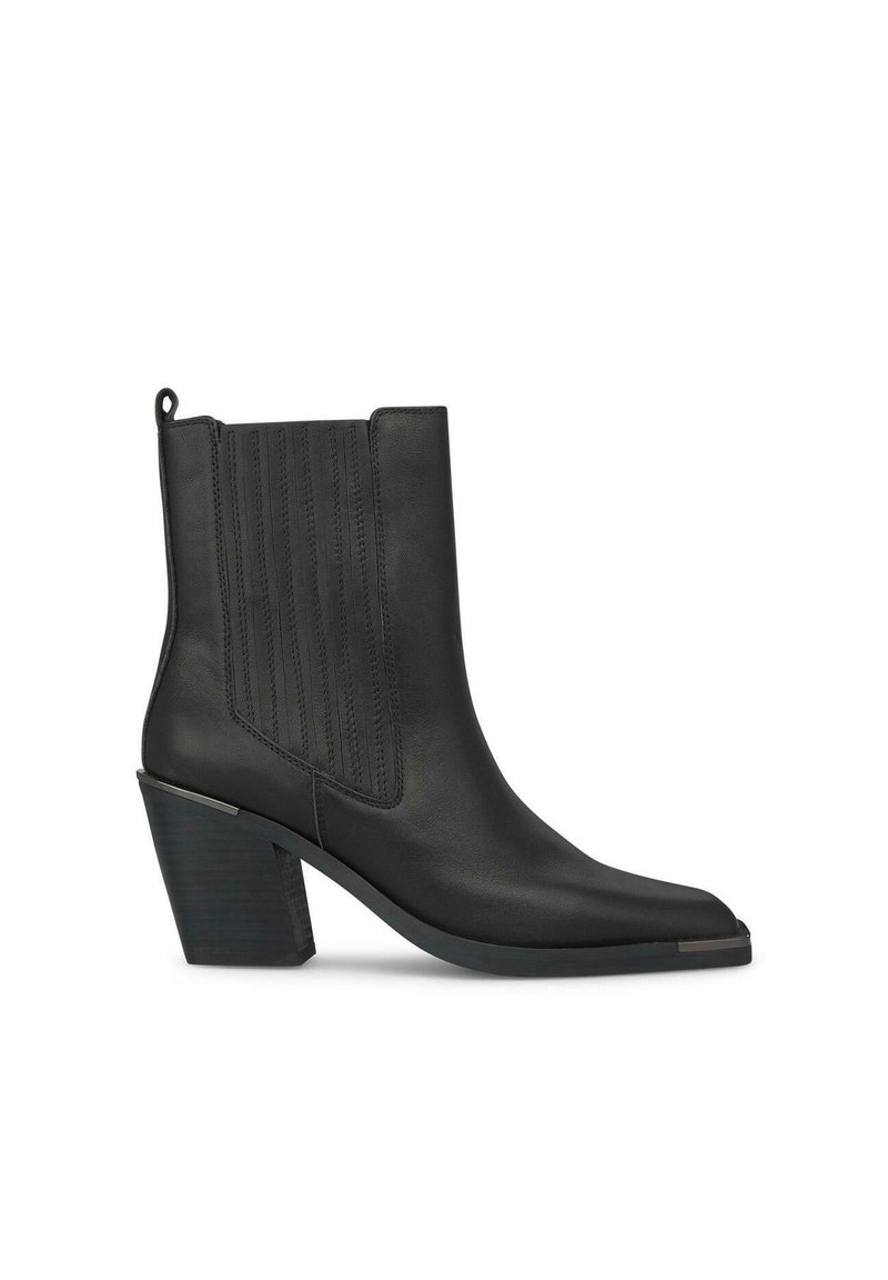 Botín de cuero negro con puntera afilada, paneles laterales acanalados y tacón grueso. Presenta una pequeña lengüeta en la parte posterior.