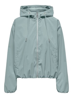 Veste coupe-vent bleu clair à capuche avec fermeture éclair frontale, capuche avec cordon de serrage, poignets élastiques et poches latérales, présentée sur fond blanc.