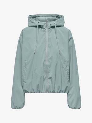 Jachetă ușoară cu glugă, albastru deschis, cu fermoar frontal, glugă cu șnur, manșete elastice și buzunare laterale, prezentată pe un fundal alb.