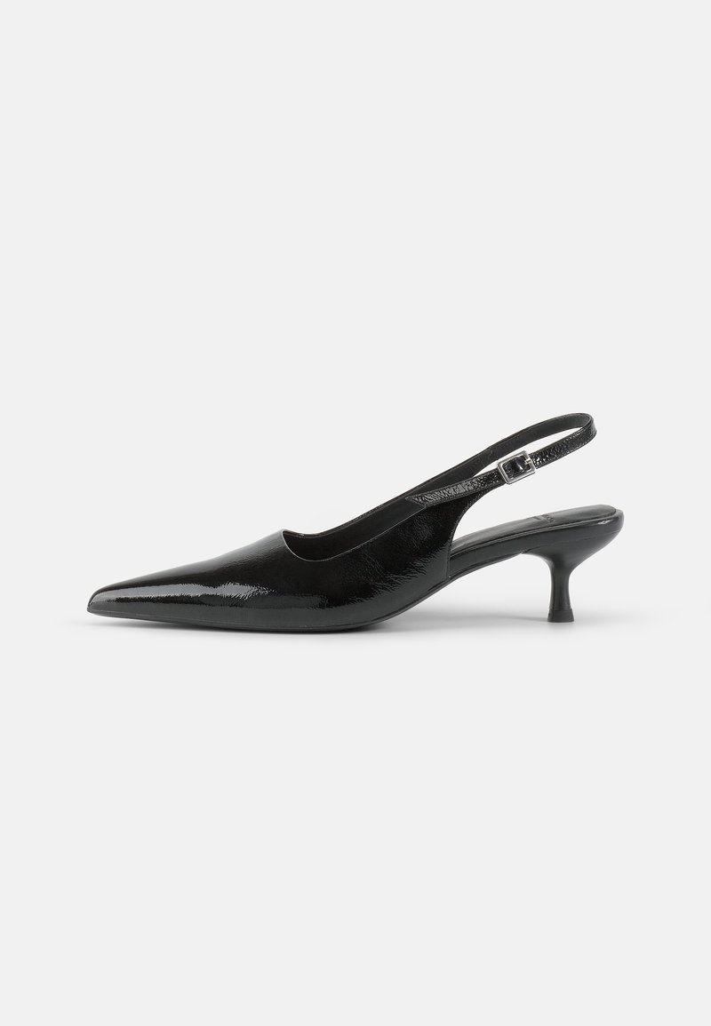 Escarpin slingback en cuir verni noir avec petit talon, bout pointu et bride réglable avec boucle sur fond uni.
