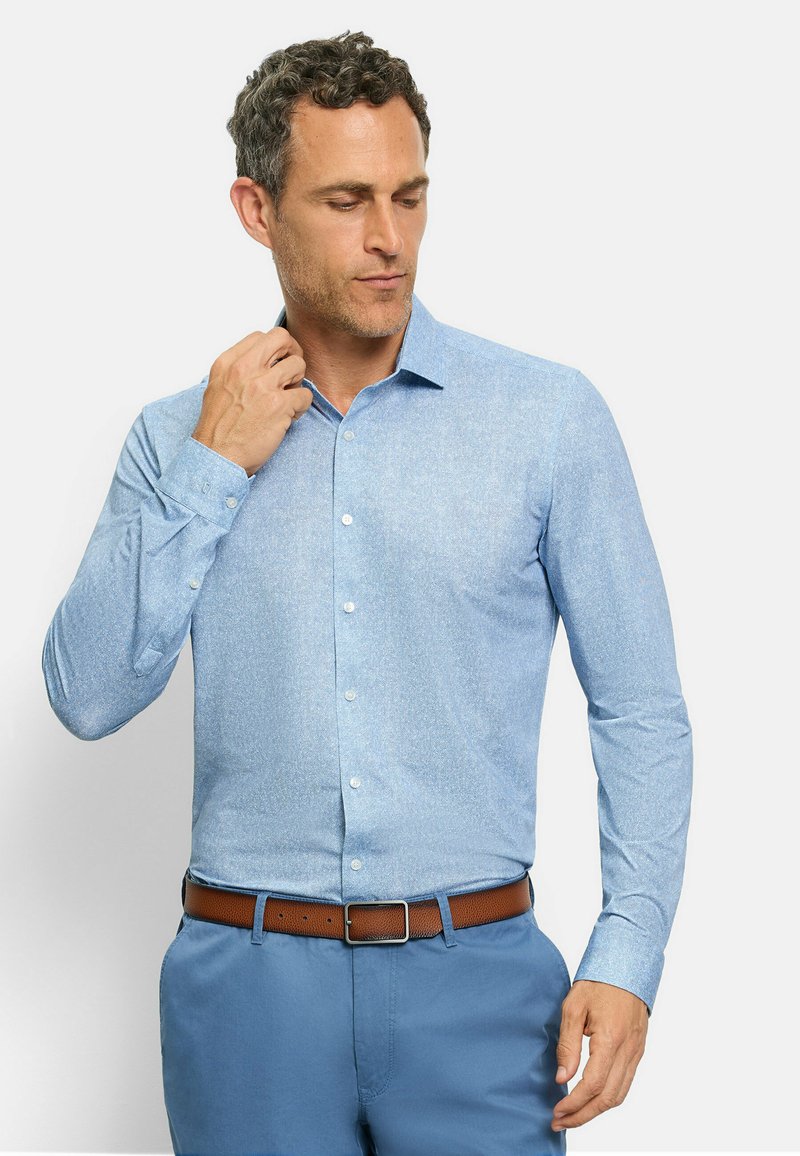 Lichtblauw gestreept lang overhemd met een button-down kraag, aangevuld met een bruine riem en lichtblauwe broek. Geweven stofafwerking.