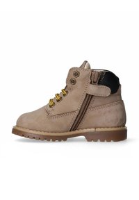 Stivaletto in camoscio beige con lacci dorati, chiusura con zip laterale e suola marrone robusta. Presenta dettagli cuciti e una fodera morbida.