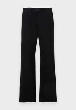 Vaqueros de mezclilla negra acampanados con una textura suave, que presentan un cierre frontal con botones, presillas para cinturón y un diseño clásico de cinco bolsillos.