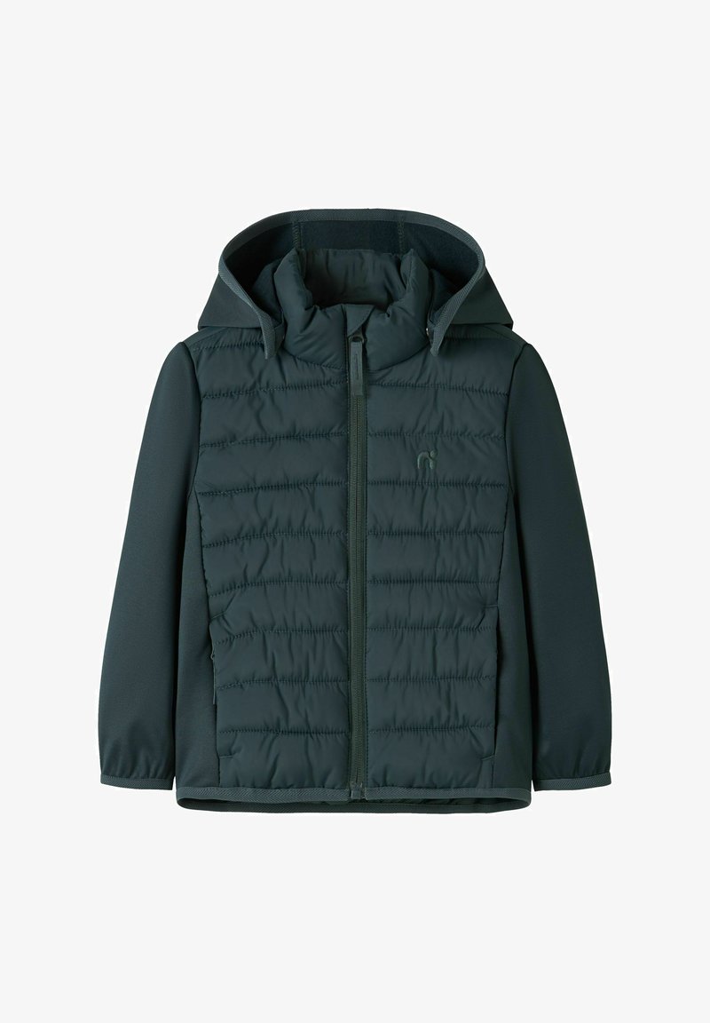Veste à capuche pour tout-petit de couleur vert foncé, avec devant matelassé, manches lisses, fermeture éclair complète à l'avant et petit logo sur la poitrine.