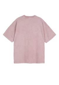 Koszulka oversize z krótkim rękawem, jasnoróżowa, wykonana z bawełny, miękka w dotyku, z okrągłym dekoltem, widok od tyłu. Brak widocznych nadruków ani wzorów.