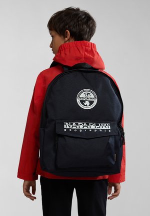 Zaino in tessuto nero con una tasca frontale, che presenta un logo e testo bianco. Indossato sopra una giacca rossa, con strap regolabili e dettagli con zip.