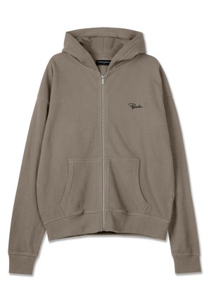 Oliwkowa, prążkowana bluza z kapturem, z kieszeniami z przodu, pełnym zamkiem błyskawicznym i haftowanym logo po lewej stronie klatki piersiowej. Miękka w dotyku.