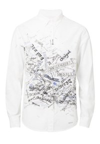 Bílá košile s dlouhým rukávem a špičatým límečkem, pokrytá různými velikostmi a styly slova "Desigual" tištěného v černé a modré barvě.