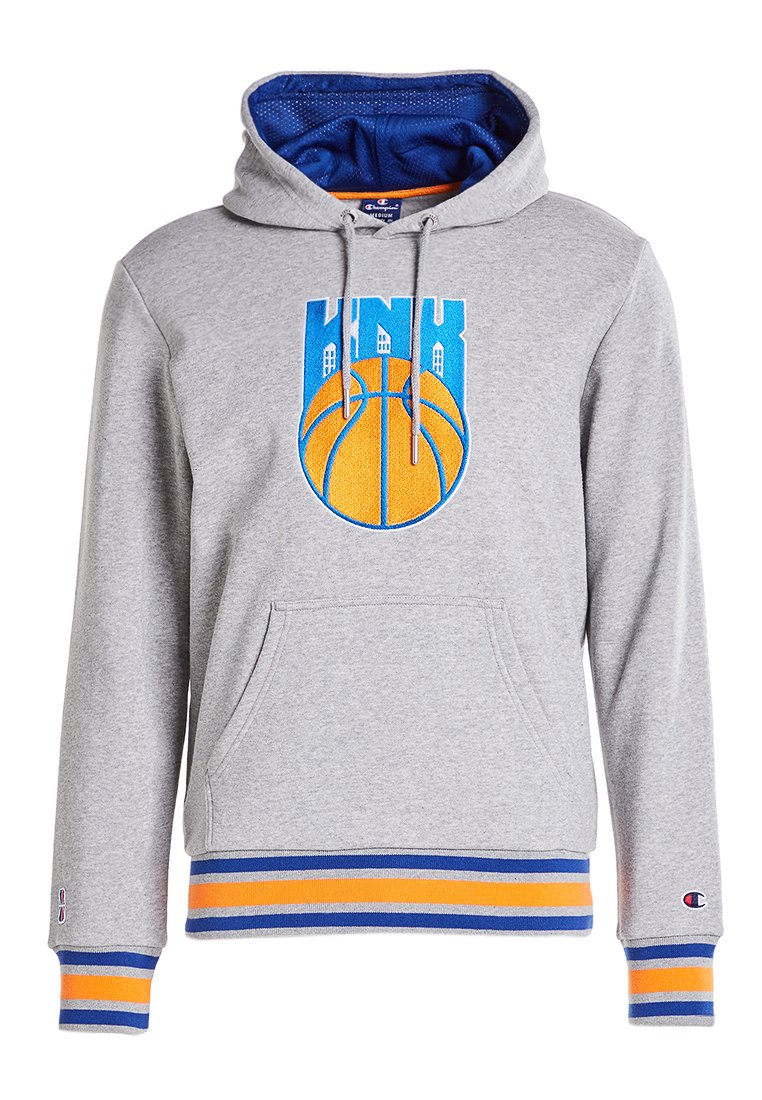 Felpa grigia con tasca frontale a marsupio, foderata in blu, e una grafica di un pallone da basket in arancione e blu. Presenta polsini e orlo a costine a righe.