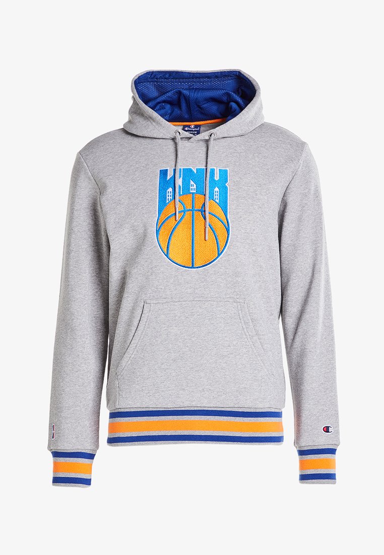 Felpa grigia con tasca frontale a marsupio, foderata in blu, e una grafica di un pallone da basket in arancione e blu. Presenta polsini e orlo a costine a righe.