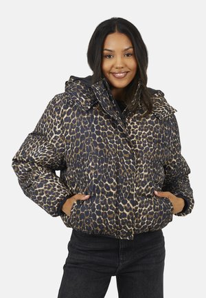 Pufferjack in een luipaardprint met een mix van donkerblauw en beige kleuren. Voorzien van een capuchon, ritssluiting en zijzakken.