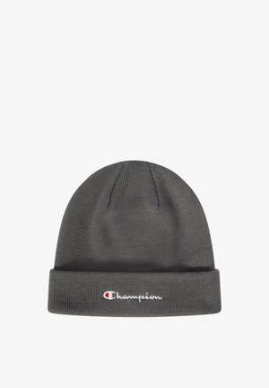 Gorro de punto gris con puño doblado. Presenta un logo bordado de "Champion" en blanco con un acento rojo. Textura suave, diseño simple.