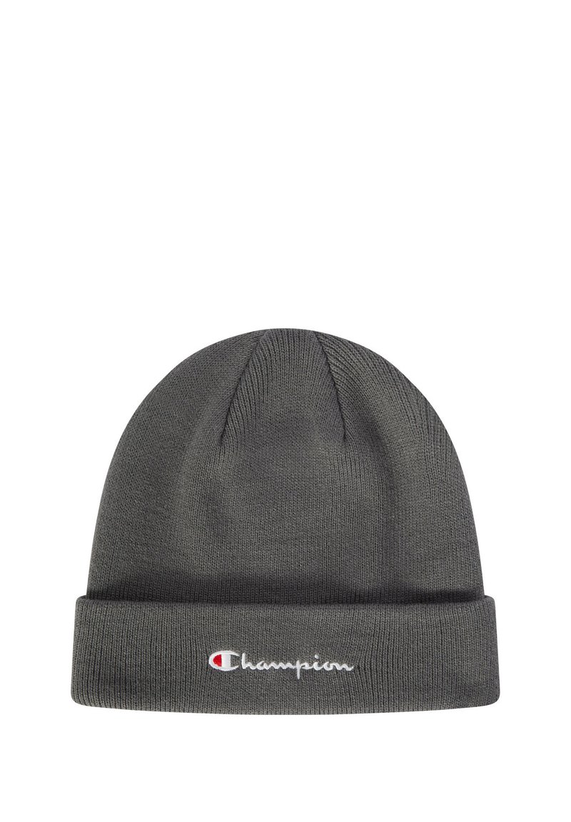 Gorro de punto gris con puño doblado. Presenta un logo bordado de "Champion" en blanco con un acento rojo. Textura suave, diseño simple.