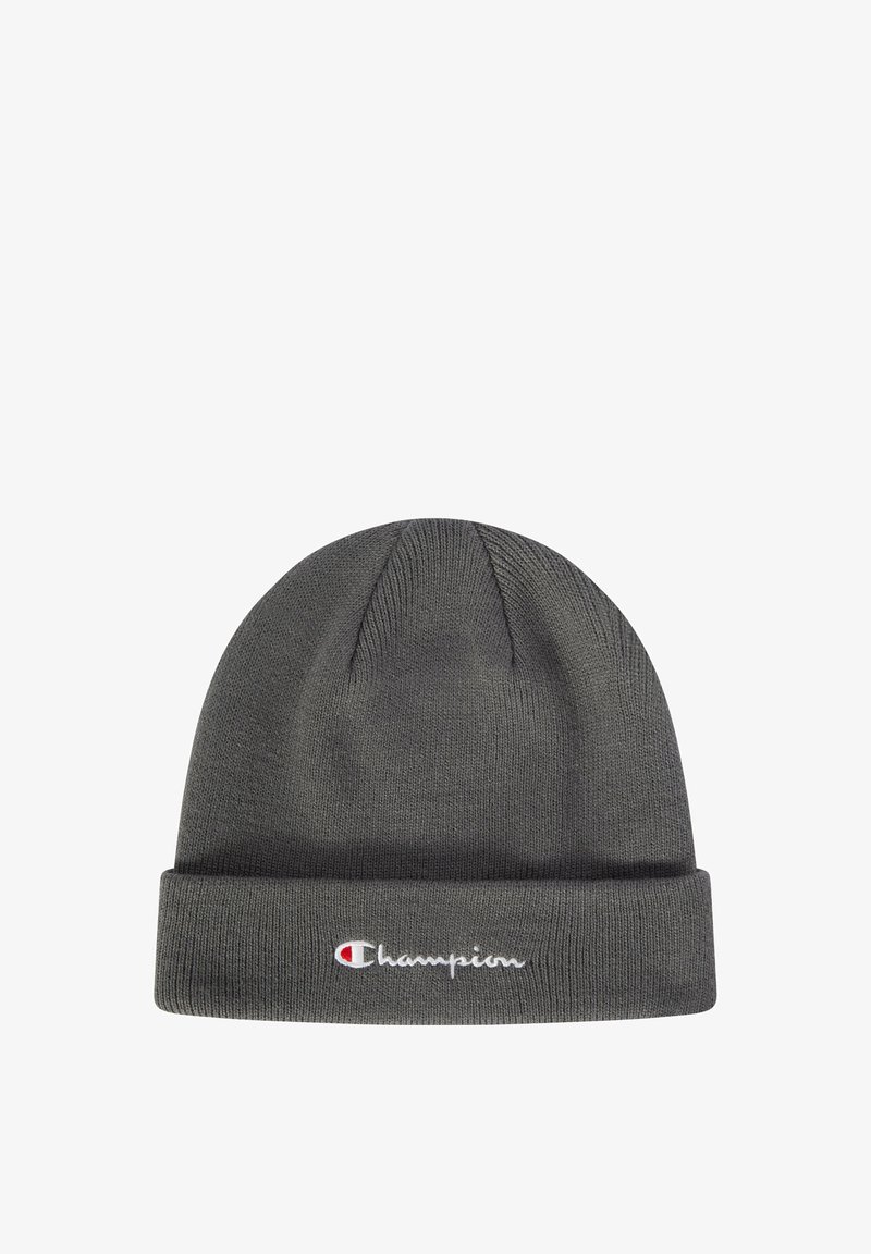 Gorro de punto gris con puño doblado. Presenta un logo bordado de "Champion" en blanco con un acento rojo. Textura suave, diseño simple.