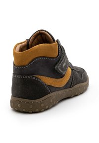Scarpa alta per bambini in suede grigio scuro con dettagli marroni, dotata di una fascia in Velcro, suola testurizzata e colletto imbottito.