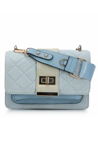 Borsa a tracolla in tessuto trapuntato di colore azzurro chiaro con una cinghia beige a contrasto, finiture in oro e chiusura rettangolare. Presenta superfici lisce e testurizzate.