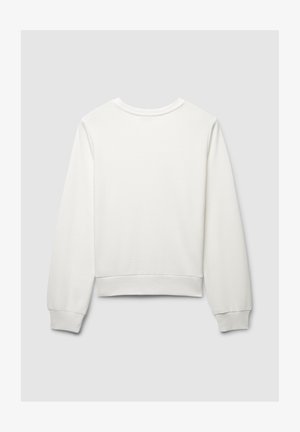 Sweatshirt blanc avec un col rond, des manches longues et un ourlet ajusté. Texture douce sans motifs visibles ni détails métalliques.