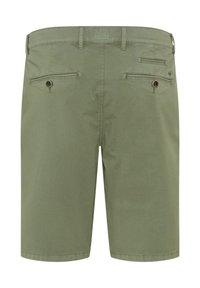 Shorts verde oliva realizzati in misto cotone, con vestibilità rilassata, due tasche posteriori con chiusura a bottone e orli cuciti.