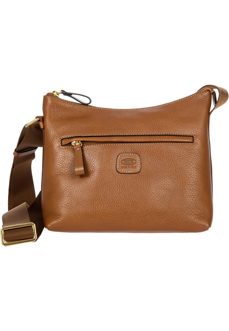 Bolso cruzado de cuero marrón con superficie texturizada, cierre de cremallera, bolsillo frontal y correa ajustable. Acentos de herrajes dorados visibles.
