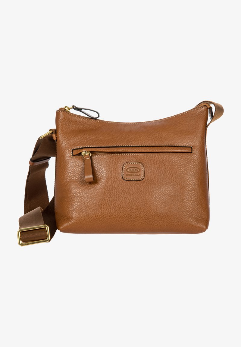 Bolso cruzado de cuero marrón con superficie texturizada, cierre de cremallera, bolsillo frontal y correa ajustable. Acentos de herrajes dorados visibles.