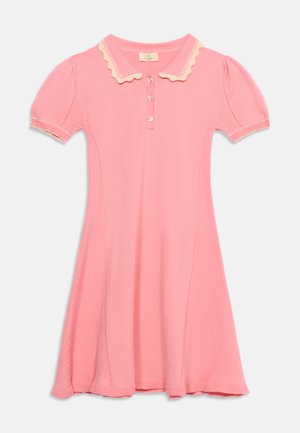 Rosa Kurzarmkleid mit gewelltem Kragen in Creme, Knopfleiste mit drei Perlenknöpfen und ausgestelltem Rock.