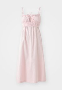 Robe d'été rose clair avec fines bretelles, corsage smocké et jupe fluide. Confectionnée dans un tissu doux et texturé avec un motif subtil.
