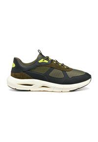 Zapatillas verdes y negras con una combinación de malla y ante. Presenta un cuello acolchado, acentos en amarillo contrastante y una suela blanca con venting.