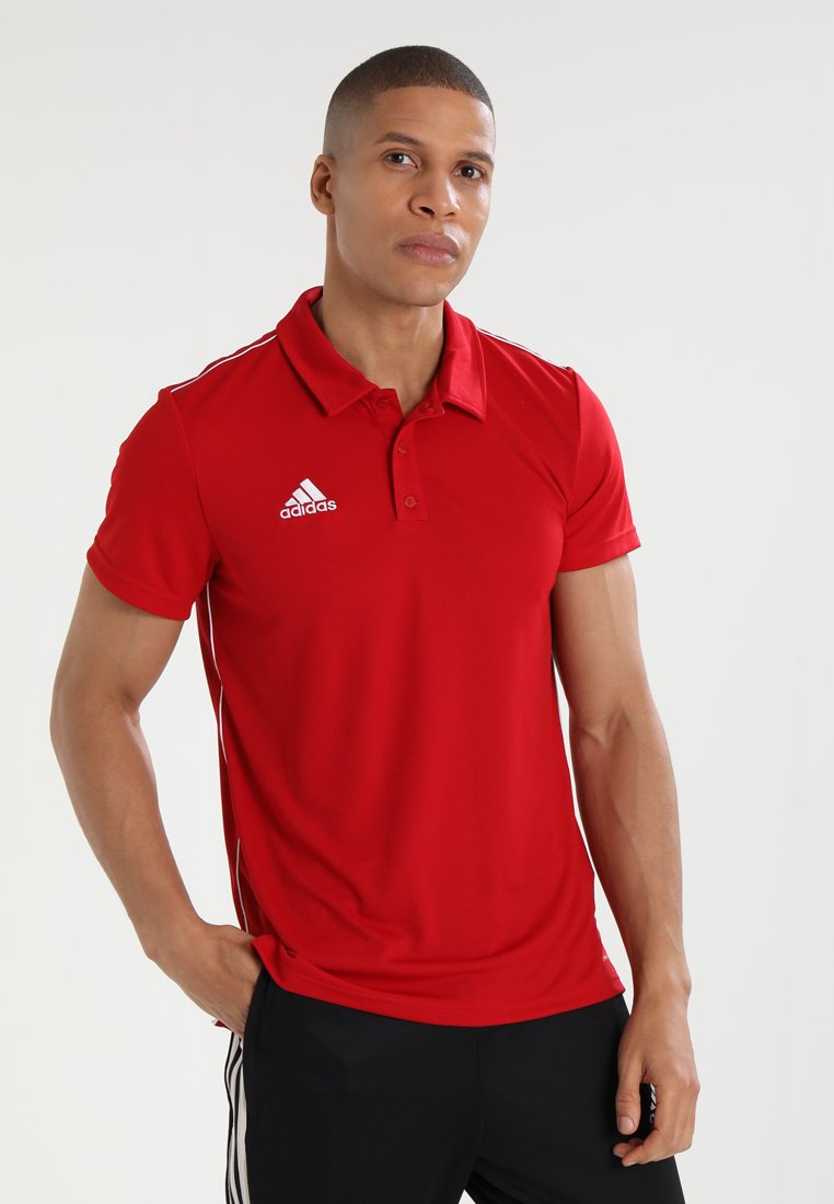 Rotes Polo-Shirt aus atmungsaktivem Material mit Kragen, kurzen Ärmeln und weißen Streifen an den Seiten. Mit einem Logo auf der Brust.
