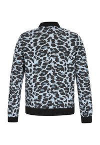 Leopardprint bomberjakke i blå og sort med sort krave og manchetter. Letvægtsstof, lange ærmer og en afslappet pasform.