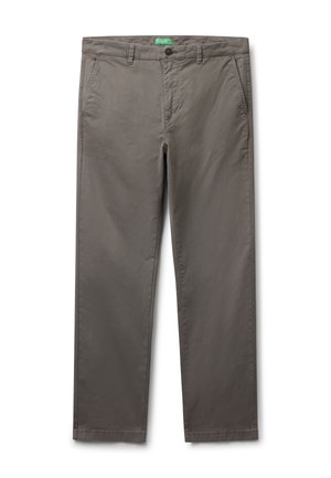 Chino in cotone grigio con vestibilità standard, dotati di chiusura a bottone, passanti per cintura e tasche anteriori. Texture liscia; nessun motivo visibile.