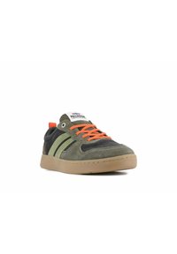 Sneaker in suede verde e nero con lacci arancioni, etichetta bianca sulla linguetta e suola in gomma; presenta strisce verdi orizzontali sui lati.