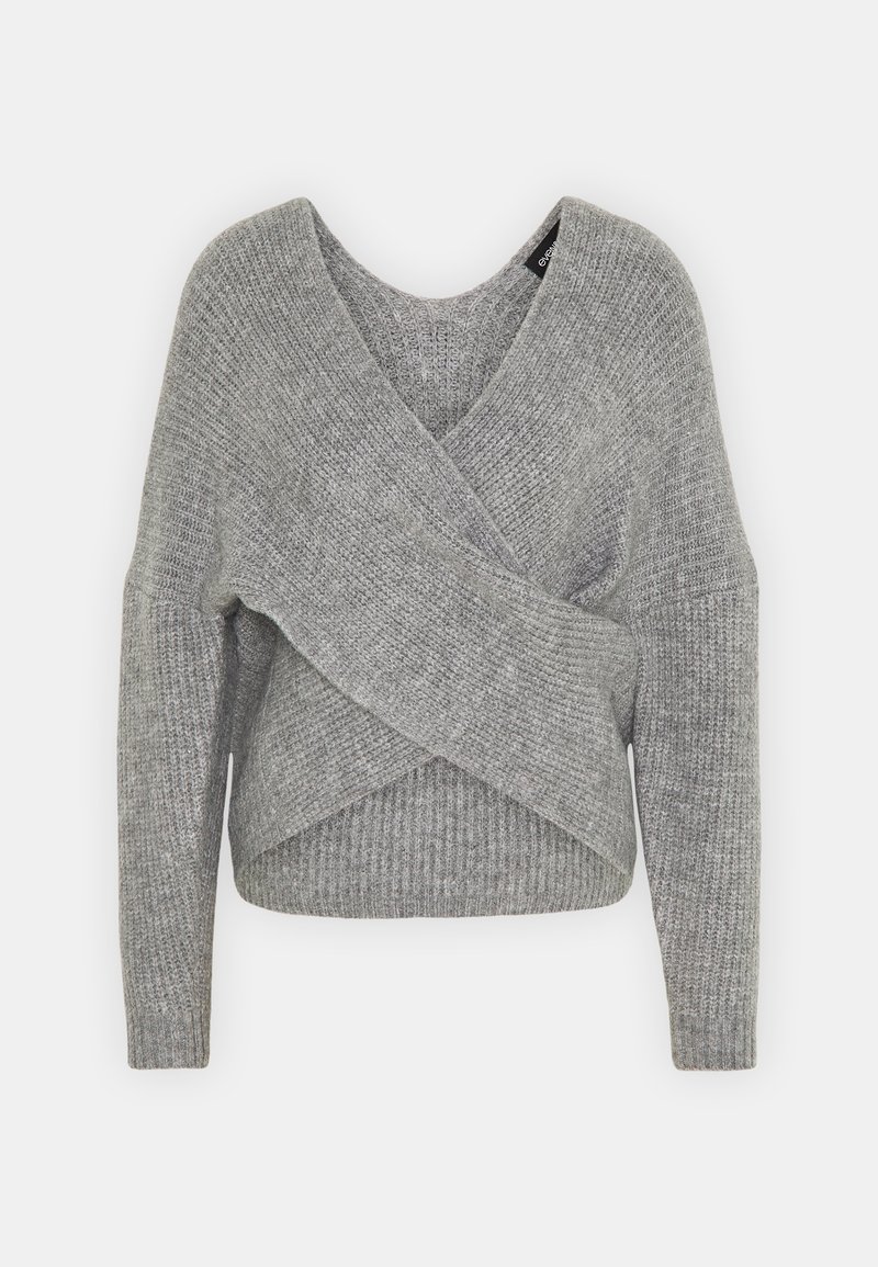 Pull cache-cœur gris clair en maille avec manches longues et texture côtelée sur fond blanc.