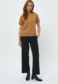 PEPPERCORN PCDEBORAH - T-shirt basic - tobacco brown