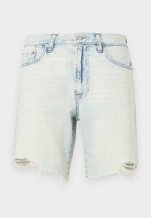 Gaiši zili džinsa šorti ar frēzētu apakšu un nolietotām caurumiem pie apakšas, ar priekšējām kabatām, jostas cilpām un pogas aizdari.