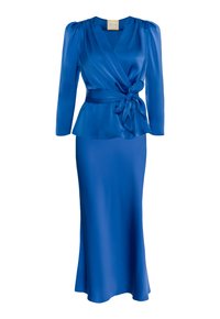 Niebieska satynowa sukienka z wrapowym krojem, długimi bufkami, wiązanym pasem oraz zwiewną, dopasowaną spódnicą o gładkiej fakturze.