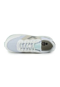 Weißer Sportschuh mit Netzobermaterial, grauen Akzenten und hellblauen Details. Verfügt über ein schnürbares Design und eine gepolsterte Sohle für Komfort.