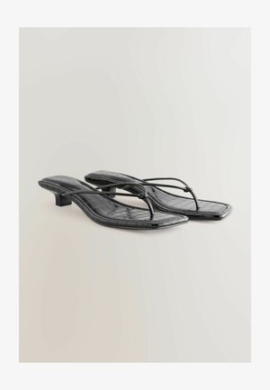 Sandalias de tacón de imitación de cuero liso negro con punta cuadrada, bandas delgadas y detalles de textura de cocodrilo. Diseño de tacón bajo.