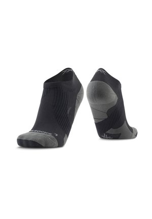 Zwart-grijze lage sportsokken rechtopstaand weergegeven, met de voorzijde en hiel zichtbaar op een witte achtergrond.