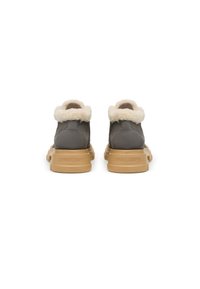 Calzature in suede grigio con colletto in pelliccia sintetica beige e suola in gomma beige, con branding "CANDICE COOPER" sul retro.