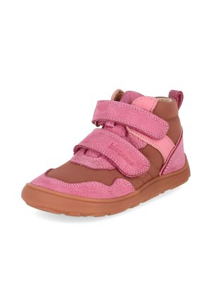 Chaussure montante pour enfant rose et marron avec deux larges bandes auto-agrippantes et une semelle en caoutchouc marron.