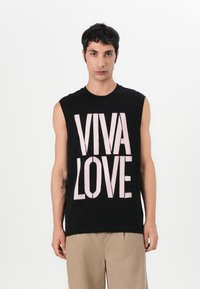 Svart ermeløs t-skjorte laget av bomull, med stor rosa "VIVA LOVE" grafikk trykket foran. Minimalistisk design, avslappet passform.