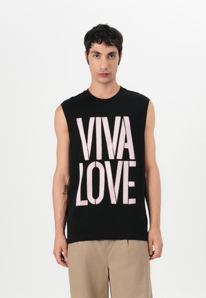 Juodas be rankovių marškinėliai pagaminti iš medvilnės, ant priekinės dalies esantis didelis rožinis "VIVA LOVE" grafikas. Minimalistinis dizainas, laisvas kirpimas.