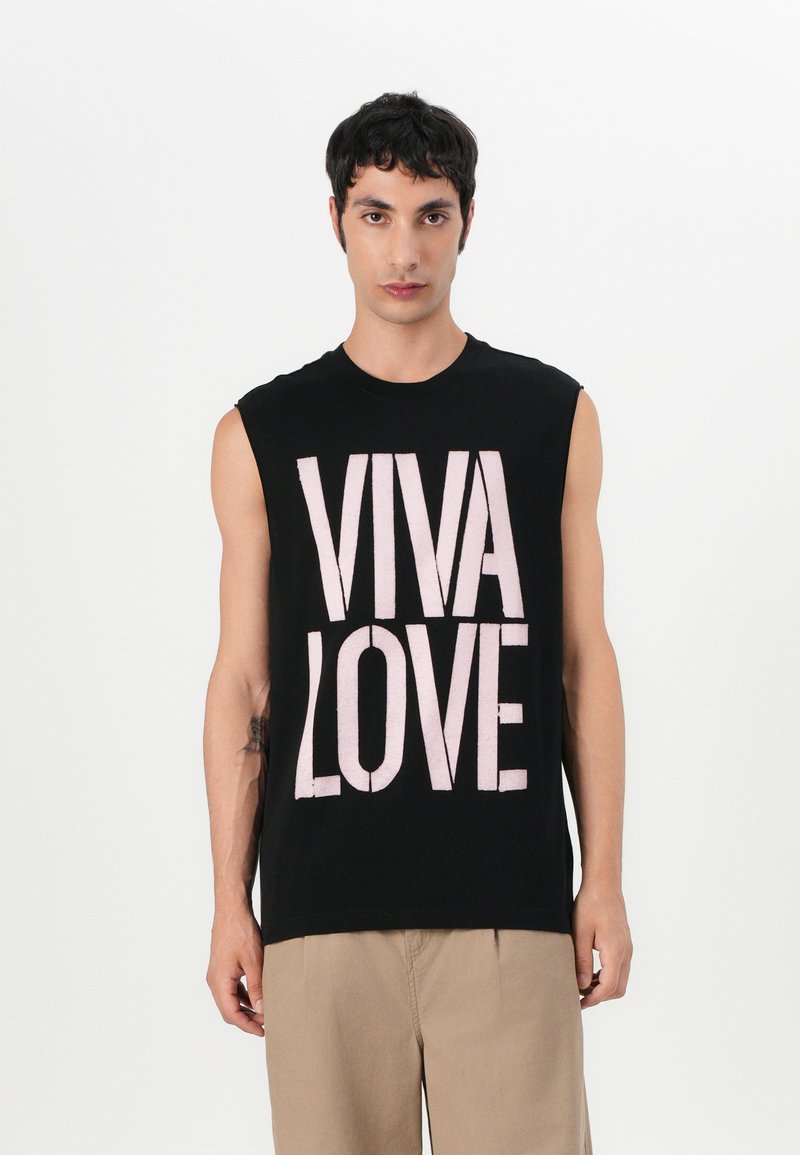 Svart ermeløs t-skjorte laget av bomull, med stor rosa "VIVA LOVE" grafikk trykket foran. Minimalistisk design, avslappet passform.