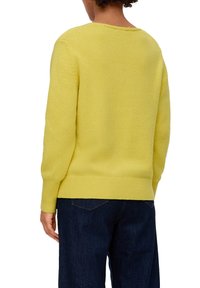 Geel gebreide trui met een gestructureerde afwerking, ronde halslijn, ribgebreide manchetten en onderrand. Draag het met donkerblauwe jeans, gezien vanuit de achterkant.