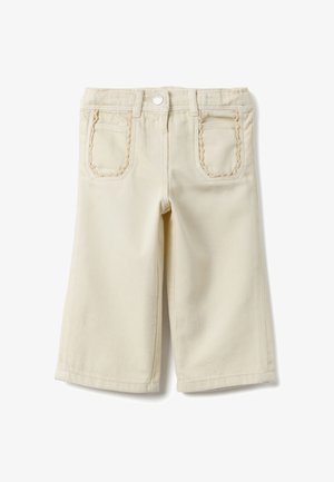 Shorts vaqueros en tono beige con corte recto, dos bolsillos traseros con costuras decorativas en forma de ondas y cierre frontal con botón.