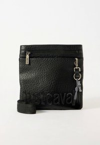 Černá texturovaná crossbody taška s předním kapsovým zipem, kovovými jezky na zip, páskem s logem a raženým logem "Just Cavalli" na přední straně.